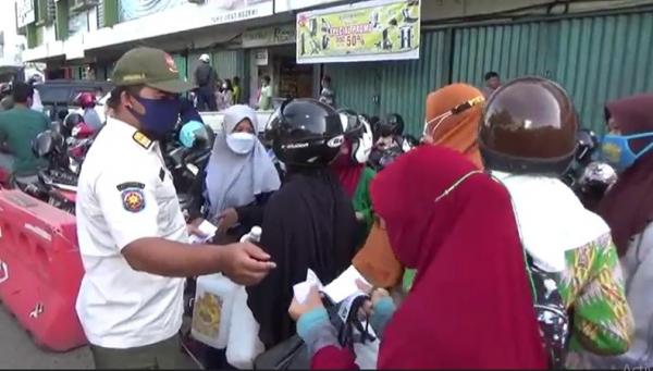 Antrean minyak goreng murah di Kota Pontianal. (Foto: iNews/Barlian Pasore).