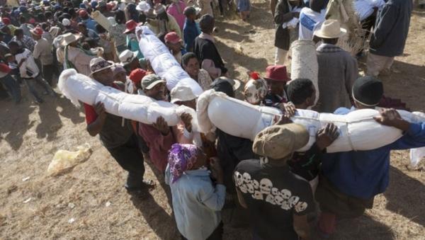 Lima ritual pemakaman paling heboh di dunia, salah satunya Famadihana. (Foto: thecrowdedplanet)