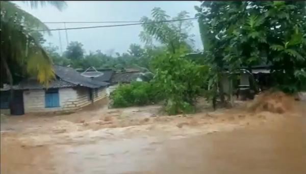 Banjir bandang menerjang permukiman di tuban. (Foto: iNews.id/Pipiet Wibawanto)