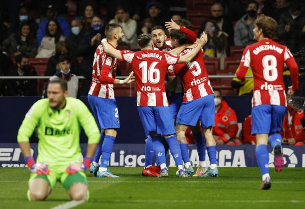 Atletico Madrid menang Atletico Madrid memang tipis 2-1 lawan Cadiz dalam laga pekan ke-28 Liga Spanyol 2021/2022. Hasil ini membuat Atletico naik ke peringkat 3 klasemen. (foto: REUTERS/Susana Vera).