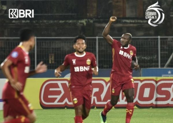 Bhayangkara FC Striker Bhayangkara FC, Herman Dzumafo (kanan) merayakan gol ke gawang PSIS Semarang dalam laga Liga 1 2021/2022, Sabtu (12/3/2022). (Foto: Twitter/@Liga1Match)