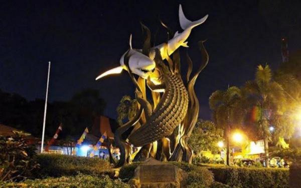 Patung Suroboyo (hiu dan buaya) ikon Kota Surabaya di depan Kebun Binatang Surabaya. (Foto: dparagon).