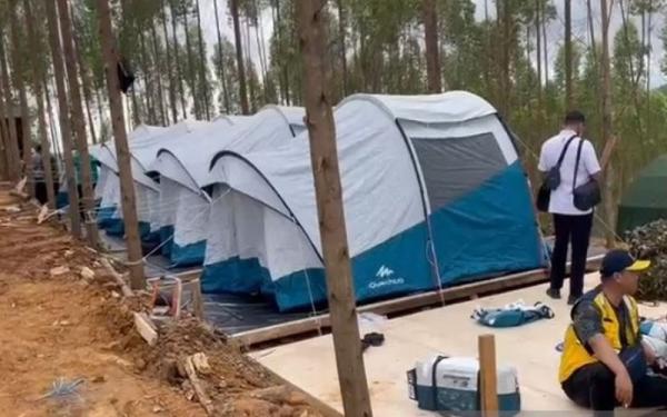 Tenda-tenda yang disiapkan untuk acara kemah Presiden Joko Widodo di IKN Nusantara, Kalimantan Timur. (Foto: Antara/HO)