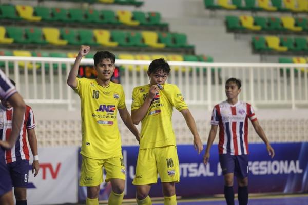 cosmo runner up paruh pertama Posisi kedua dihuni Cosmo JNE FC Jakarta. Kepastian ini menyusul hasil pertandingan pekan ke-11, saat Cosmo mengalahkan Safin FC. (foto: MNC Media).