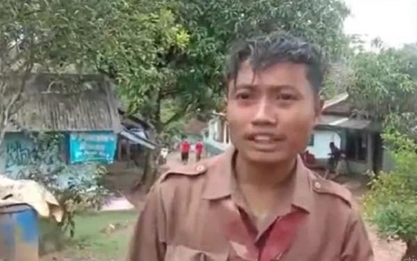 Junaidi Junaidi, salah satu siswa yang berada di atas jembatan. (Foto: iNews/Iskandar Nasution).