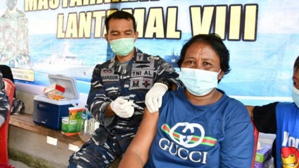 Lantamal VIII Kembali Laksanakan Serbuan Vaksinasi di Pulau Bangka Minahasa Utara