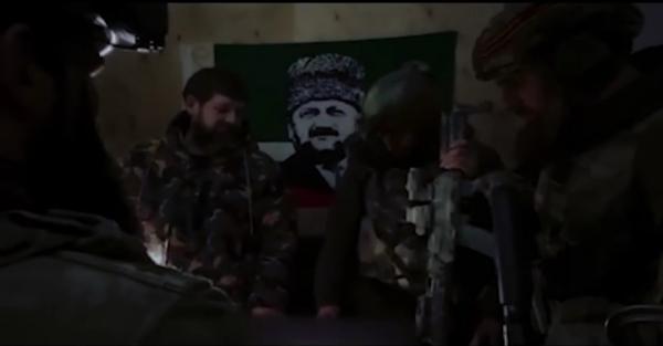 Tangkapan layar video Pemimpin Chechnya, Ramzan Kadyrov, tengah berdiskusi dengan pasukan militernya yang diduga berlangsung saat serangan Rusia ke Ukraina. (Foto: Telegram/Grozny TV)
