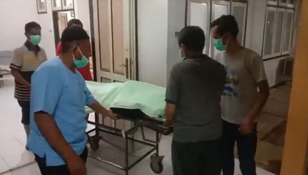 Jenazah pelaku begal di RSUD Sumenep dibawa pulang keluarga. (Foto: iNews/Abdul Rahem).