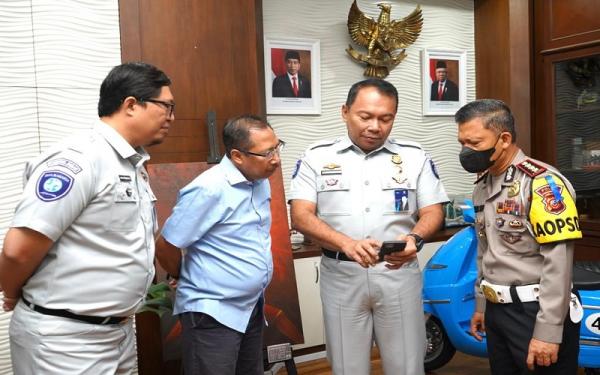Jasa Raharja Santunan korban laka Husan dan Husen berasal dari Sumbangan Wajib Dana Kecelakaan Lalu Lintas Jalan (SWDKLLJ) yang dibayarkan masyarakat setiap tahun bersamaan dengan pajak kendaraan bermotor.