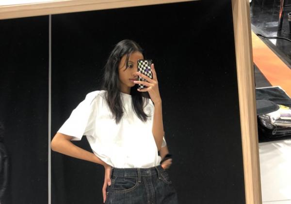 Nafa Salvana di backstage sebelum tampil di catwalk. (Foto: twitter)