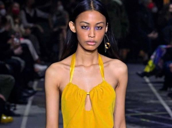 Nafa Salvana di Milan Fashion Week 2022. (Foto: twitter)