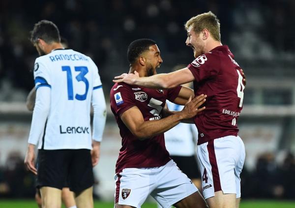 Pemain Torino, Bremer merayakan gol ke gawang Inter Milan bersama Tommaso Pobega dalam laga Liga Italia 2021/2022 di Stadion Olimpico, Turin, Senin (14/2/2022). (Foto: REUTERS/Massimo Pinca)