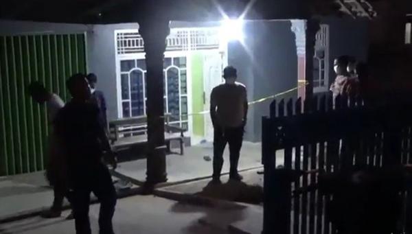 Jenazah korban dievakuasi ke RS Bhayangkara Polda Lampung. (Foto: iNews/Andres Afandi).