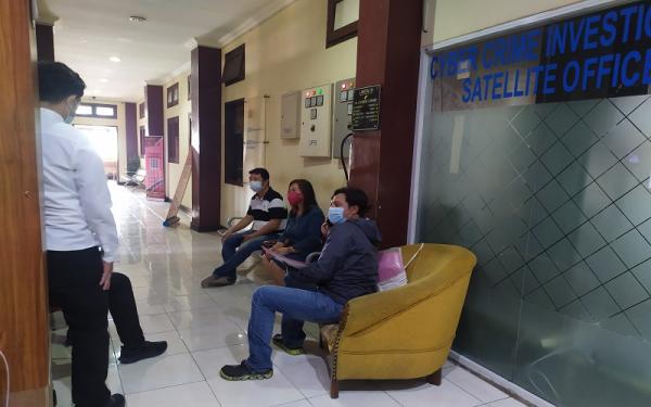 Puluhan orang diduga korban penipuan robot trading Puluhan orang korban penipuan robot Fahrenheit mendatangi Polda Bali, Senin(14/3/2022) (Foto: MNC/Chusna Mohammad)