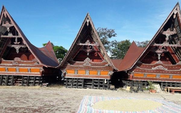 Rumah Adat Bolon (Foto: Dok Kemendikbud)