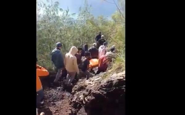 Evakuasi jenazah pendaki Gunung Batur yang meninggal dunia. (Foto: iNews/Ari Wiradarma).