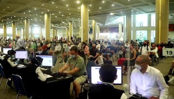 Wisatawan Asing di Bandara Ngurah Rai, Bali. (Foto: iNews.id)