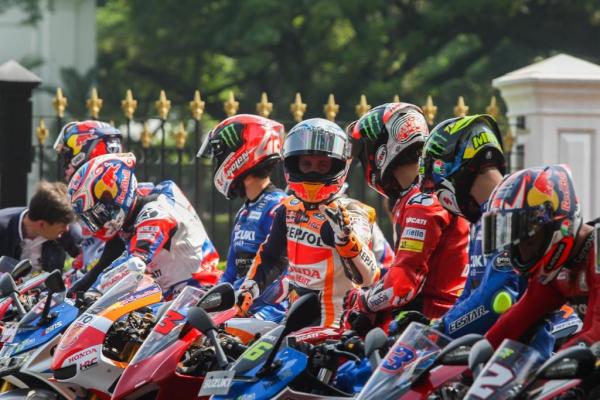762922A4 5036 4386 A728 7E5CB5323AC0 Sebanyak 20 pembalap dari kelas MotoGP hingga Moto3 berparade di jalanan Jakarta. Mereka menyapa sejumlah pendukung yang telah menanti di sepanjang jalan. (foto: Youtube Setpres).