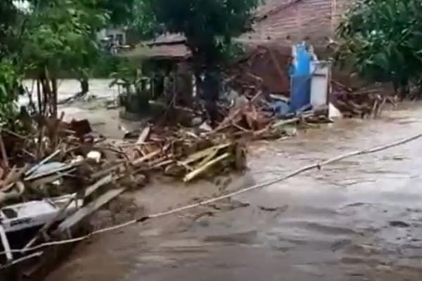 Rumah warga di bantaran Sungai Prupuk, Desa Kutamendala, Tonjong roboh diterjang banjir bandang, Rabu (16/3/2022). (Foto: iNews TV/Yunibar)
