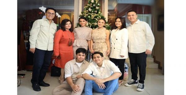 Nur Afni1 Nur Afni bersama dengan keluarga besar dan mantan suaminya. (Foto: instagram)