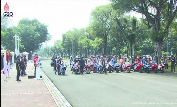 Sebanyak 20 pembalap dari kelas MotoGP hingga Moto3 berparade di jalanan Jakarta. Mereka menyapa sejumlah pendukung yang telah menanti di sepanjang jalan. (foto: Youtube Setpres).