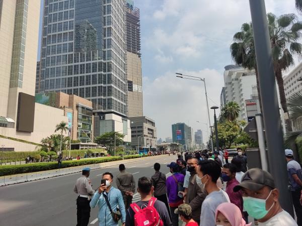 Sebanyak 20 pembalap dari kelas MotoGP hingga Moto3 berparade di jalanan Jakarta. Mereka menyapa sejumlah pendukung yang telah menanti di sepanjang jalan. (foto: MPI/Cikal).