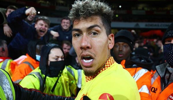 Striker Liverpool, Roberto Firmino merayakan gol ke gawang Benfica dalam laga leg kedua babak 8 besar Liga Champions 2021/2022 di Stadion Anfield, Kamis (14/4/2022). (Foto: REUTERS)