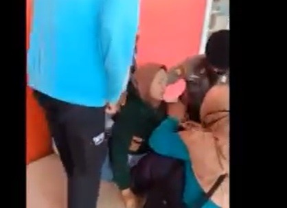 Emak Emak Pingsan Seorang emak-emak pingsan saat antre minyak goreng di sebuah supermarket Kota Pangkalpinang. (Foto: iNews TV/Haryanto)