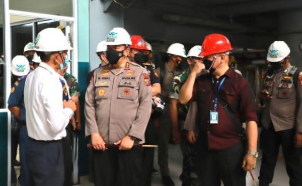 Kapolda Riau Irjen Pol M Iqbal mengecek produsen minyak goreng di Kota DUmai. (Foto: Polda Riau)