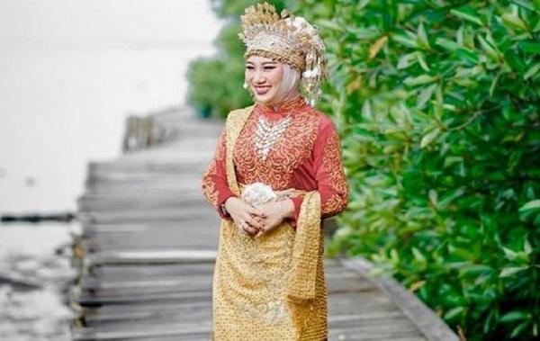 Pakaian adat Aceh untuk laki-laki dan perempuan yang penuh dengan filosofi budaya serta sejarah di dalamnya. (Foto: Instagram: @@ridho_thamara)