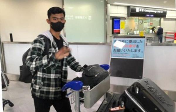 Pratama Arhan injakkan kaki di Jepang, Kamis (17/3/2022) siang. (Foto: Twitter/@TokyoVerdySTAFF)