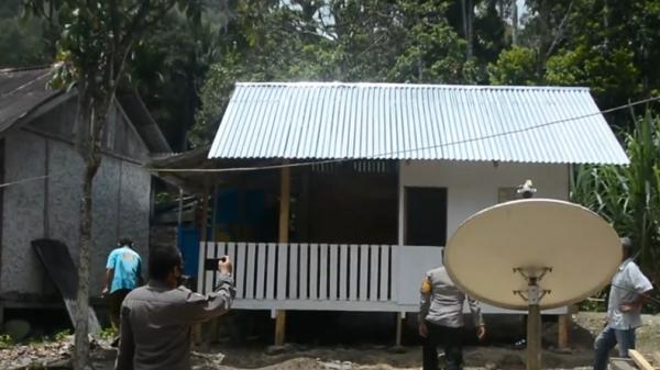 rumah kakek-1 Rumah kaakek di Suliki, Limapuluh Kota, Sumbar yang dibangun kembali oleh Polsek Suliki, warga dan anggota TNI (Agung Sulistyo/MNC Portal)