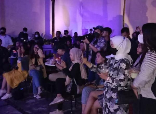 Kawula muda antusias mengikuti acara re-launching Global Radio di Kota Bandung. (Foto: MPI/Arif Budianto)