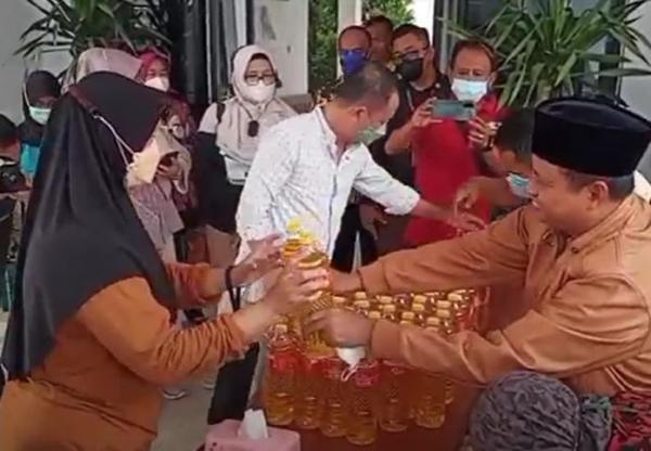 Wagub Jabar Uu Ruzhanul Ulum melayani emak-emak dalam operasi pasar murah minyak goreng di Subang. (FOto: iNews TV/Yudy Heryawan J)