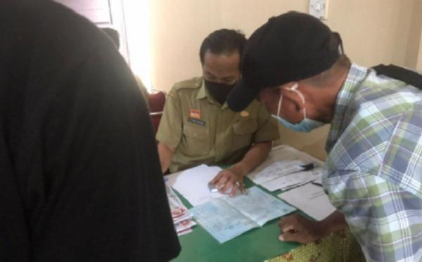 Dukcapil menerbitkan 1.222 dokumen kependudukan di Entikong. (Foto: Ist)