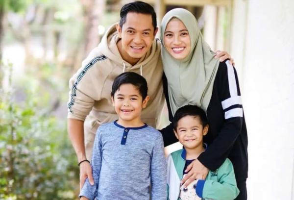 Anak artis Indonesia yang bagai kembar identik dengan ayahnya. (Foto: IG)