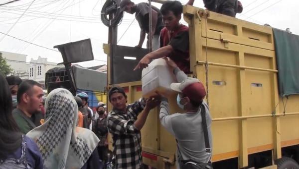 Warga bisa mendapat minyak goreng curah 1 jeriken ukuran 20 liter. (Foto: iNews/Haryanto).