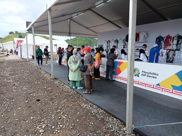 Suasana di Sirkuit Mandalika jelang Latihan Bebas MotoGP Mandalika 2022 (foto: MPI/Dhimas).