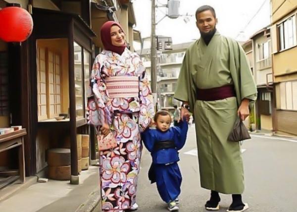 Anak artis Indonesia yang bagai kembar identik dengan ayahnya. (Foto: IG)
