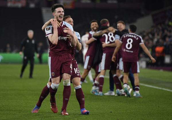 West Ham vs Sevilla West Ham United lolos ke perempat final Liga Europa 2021/2022 usai comeback atas Sevilla di leg kedua. The Hammers melibas raja Liga Europa itu dengan skor 2-0. (foto: REUTERS/Tony Obrien).