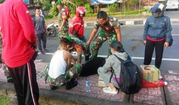 Sertu Suparto melepas seragam saat menolong korban kecelakaan. (Foto: Ist).