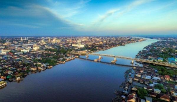 Sungai Kapuas membelah Kalimantan Barat. (Foto: umkmkalbar.id)