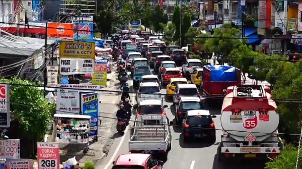 Solar Masih Langka, Antrean SPBU Bikin Macet Jalan Di Makassar