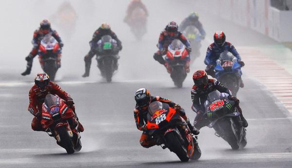 Miguel Oliveira menjadi juara di MotoGP Mandalika 2022. Uniknya, Dia mempersembahkan kemenangan ini seorang staf hotel bernama Risman. (foto: REUTERS/Willy Kurniawan).