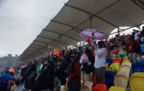 TGB bersama para alumni Al Azhar basa-basahan menonton MotoGP setelah hujan mengguyur Sirkuit Mandalika, Minggu (20/3/2022). (Foto: ist)