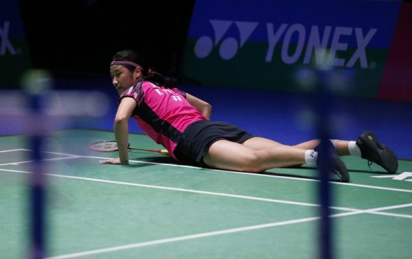 An Se-yong jatuh bangun Akane Yamaguchi membuat An Se-young (merah muda) jatuh bangun. Akane menang 21-15 dan 21-15. (foto: Reuters/Ed Sykes).