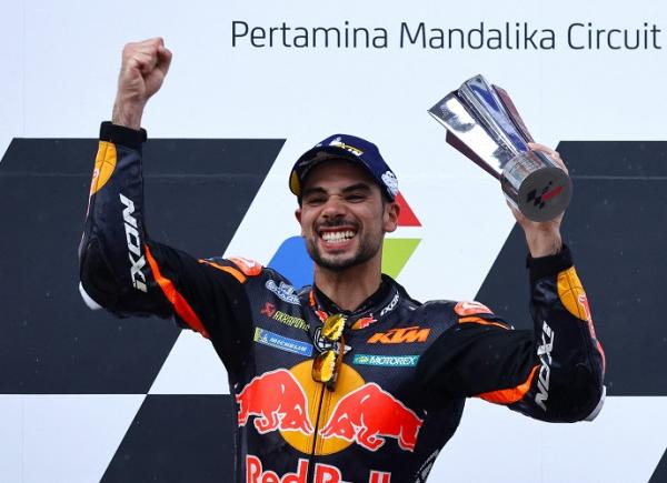 Miguel Oliveira menjadi juara di MotoGP Mandalika 2022. Uniknya, Dia mempersembahkan kemenangan ini seorang staf hotel bernama Risman. (foto: REUTERS/Willy Kurniawan).