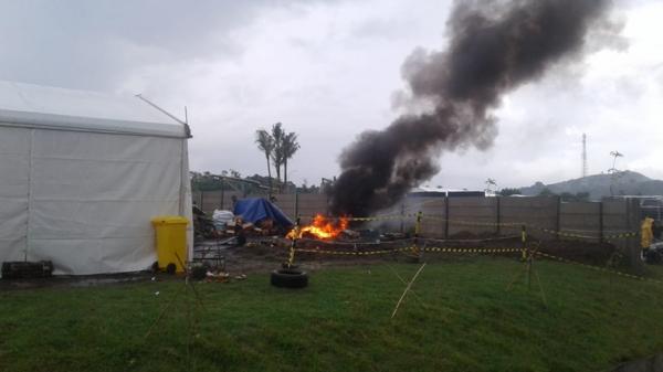 Pawang hujan di Sirkuit Pertamina Mandalika, NTB, membakar ban (Edy Gustan/MNC Portal)