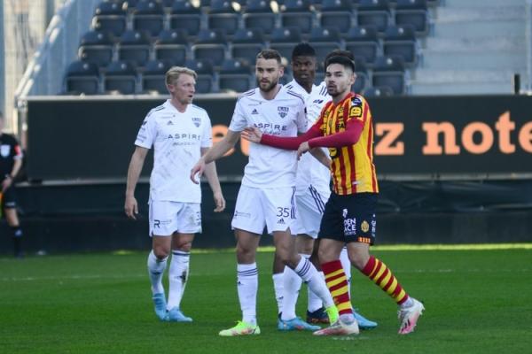 Bek KV Mechelen berdarah Indonesia, Sandy Walsh (paling kanan) mengawal ketat pemain KAS Eupen dalam laga Liga Belgia 2021/2022, Sabtu (19/3/2022). (Foto: Kvmechelen.be)