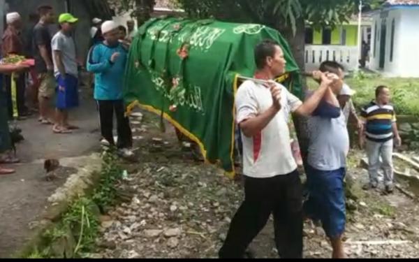 pemakaman bocah brebes Tata cara mengantarkan jenazah. (Foto: iNews)